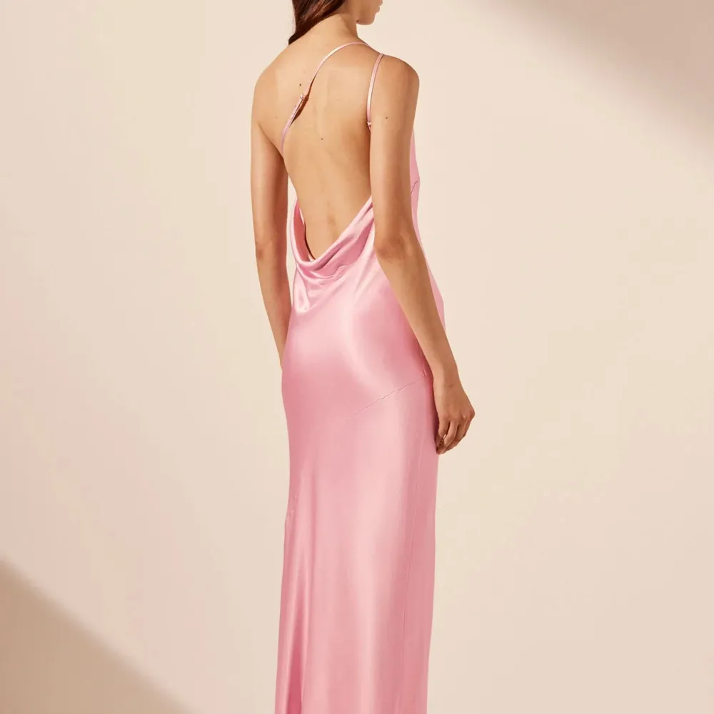 Jättefin rosa långklänning från Shona Joy💕💕🌸🌸helt oanvänd med lappar på, nypris 3500kr+ tull. Klänningar.