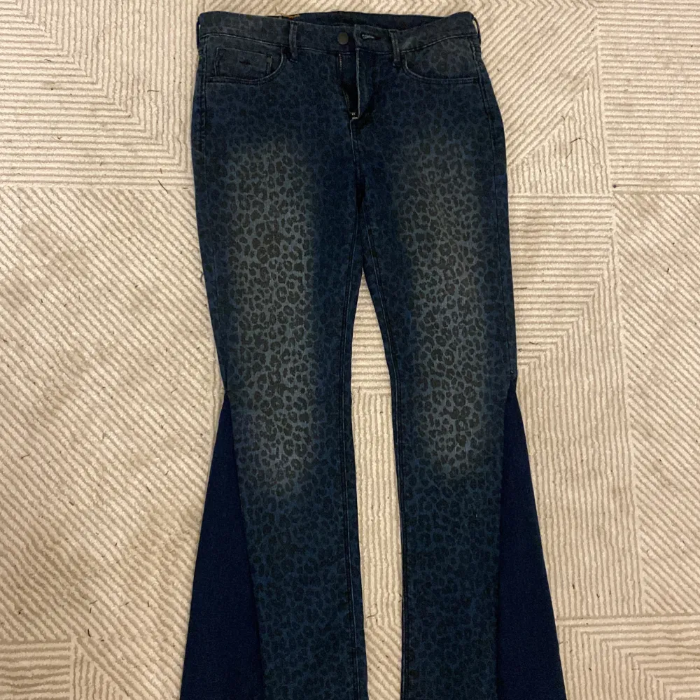 Säljer dessa så coola och unika blåa jeansen med leopardmönster🐆🐆. Jeans & Byxor.