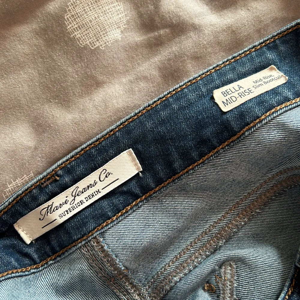 jättecoola och söta blåa jeans <3 Slim bootcut.  väldigt sköna 💓. Jeans & Byxor.