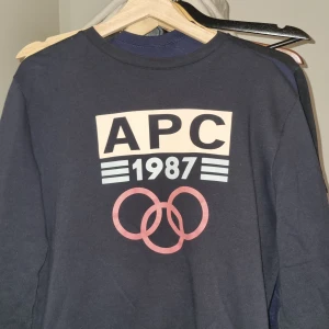 APC 1987 Sweatshirt - Säljer denna sällsynta feta APC sweatshirten med tryck. Fint skick förutom ett litet hål bredvid nacken. Självklart äkta. Storlek M men passar S också Kan mötas upp i Stockholm.