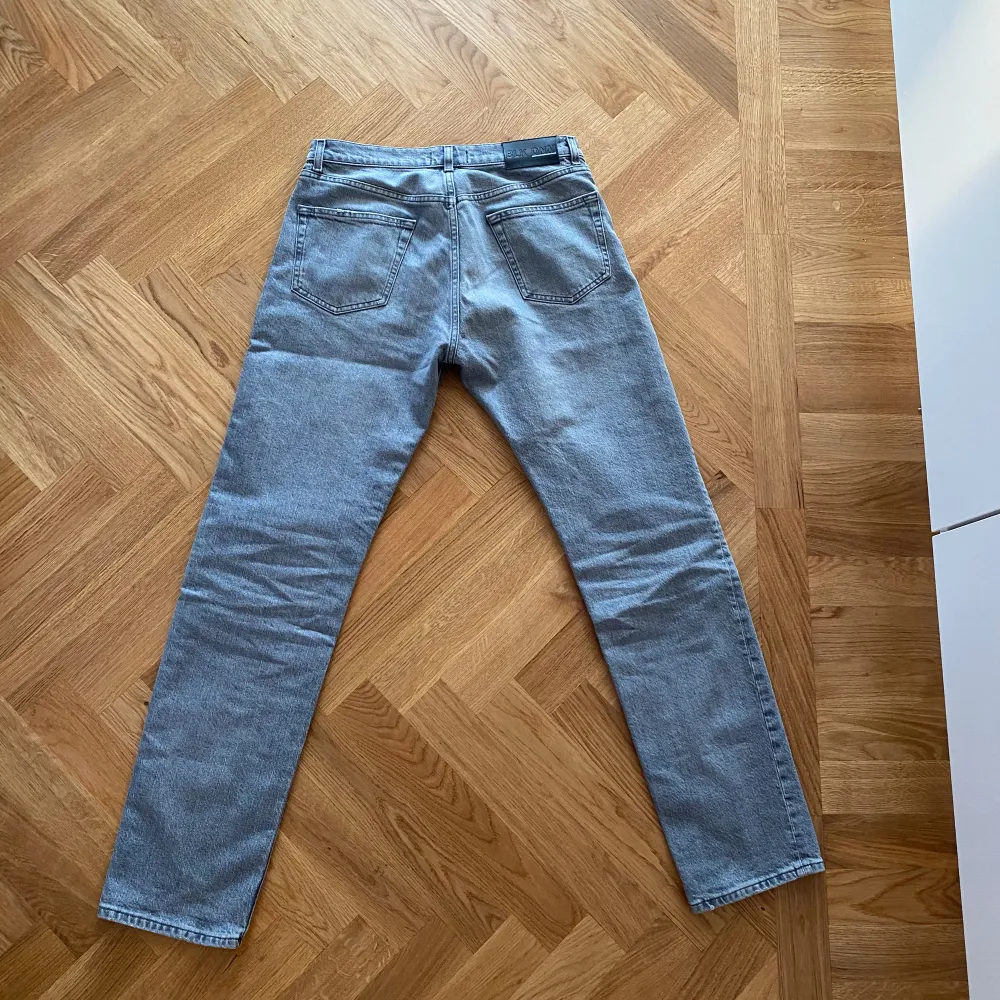 Säljer dessa riktigt feta jeansen. De är i färgen grå och är nästintill nya. Det är bara att skriva vid ytterligare funderingar 🤩  Nypris: 1700kr  Mitt pris: 900kr. Jeans & Byxor.