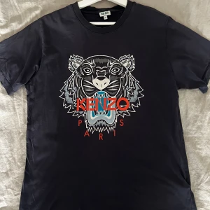 Kenzo T-shirt - Snygg kenzo T-shirt som är marinblå med det klassiska trycket mitt på bröstet. Skick 7/10