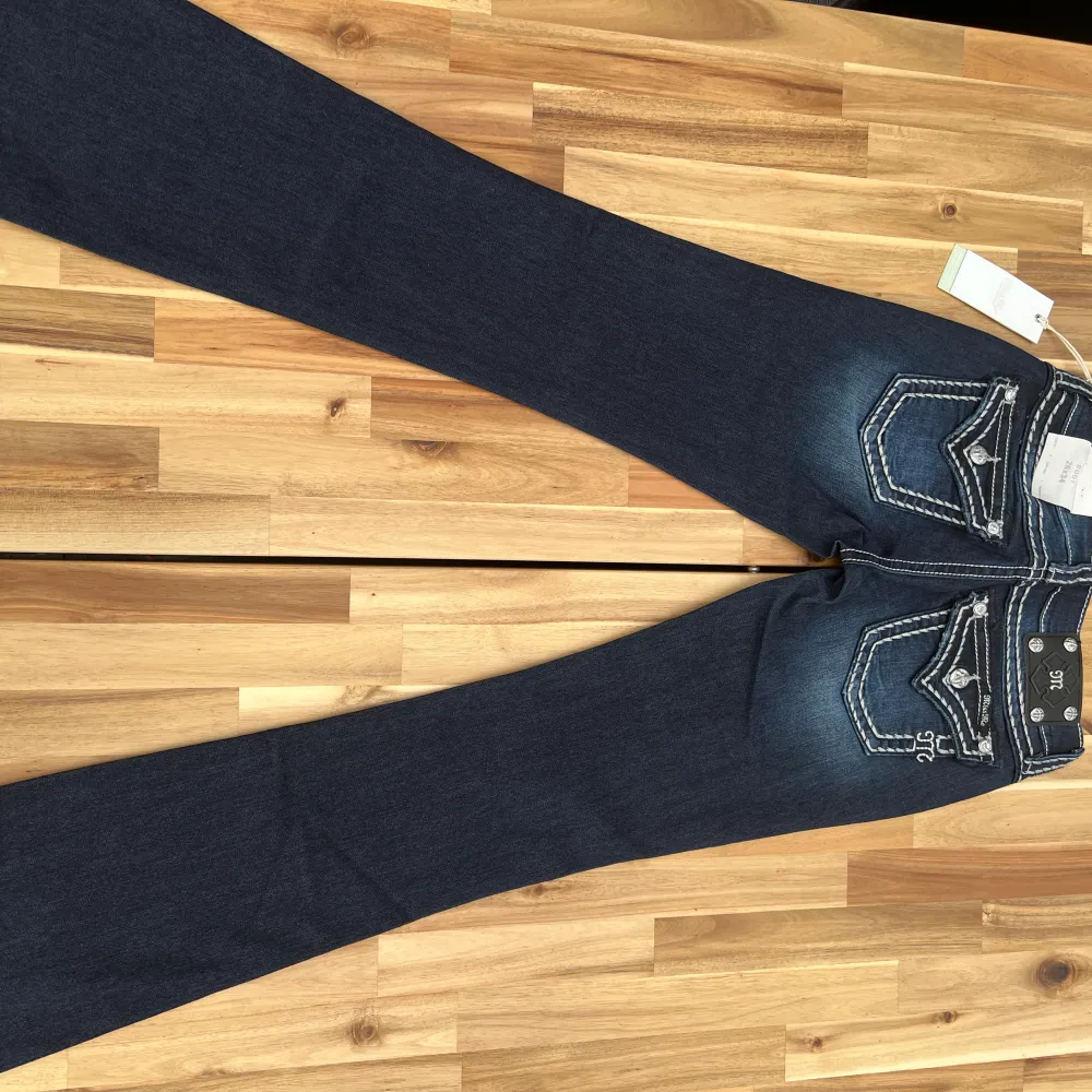 Helt nya low-rise bootcut Miss Me jeans, stl 26/34. Färg dark blue. Säljs då jag vann dessa i en tävling med de är förstora. Nypris 2295kr. Lämna bud genom att föreslå pris.. Jeans & Byxor.
