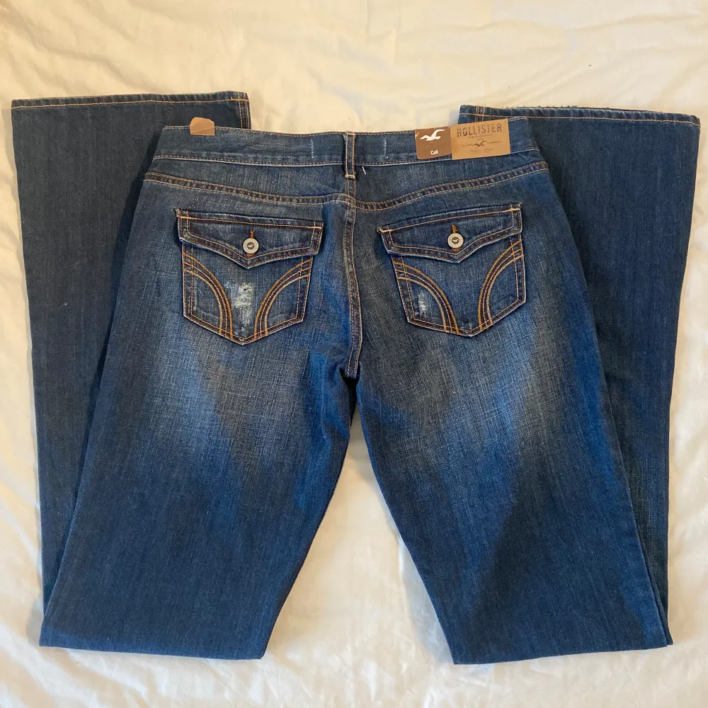 Såå snygga helt nya lågmidjade bootcut jeans från hollister som tyvärr är för små för mig (kan inte skicka bild på)💕 storlek 29/35. Jeans & Byxor.