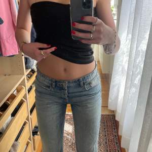 Raka Mid/low waist jeans Är 175 så de är långa i benen😍  Kommer inte till använding längre❣️