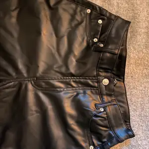 🖤Svarta faux leather byxor i storlek xs🖤 