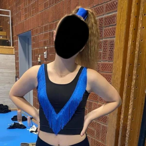 Disco dräkt + strut  - Säljer nu min tävlings topp använd i disco bronsklass tillsammans med matchande strut. ( obs ingen nederdel!!) , går att matcha med de flesta tights. Den är endast använd på en tävling men inte tvättad då den är hand sydd. 