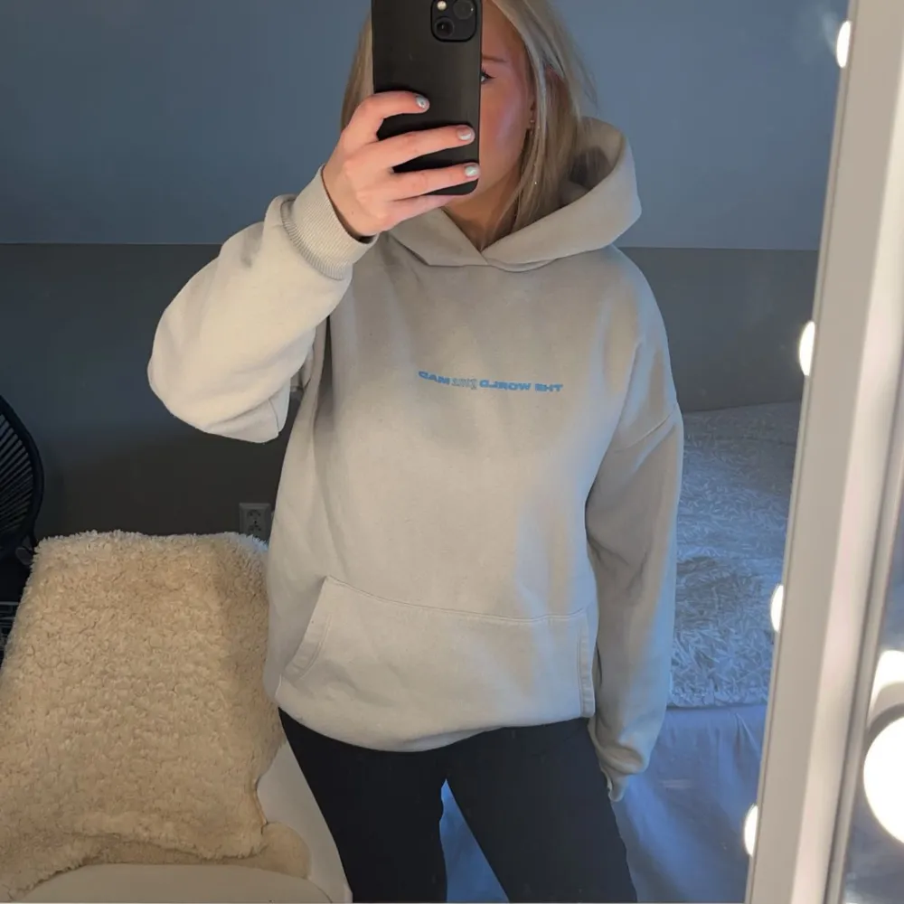 Säljer denna snygga hoodie från new Yorker i storlek XS men skulle säga att den sitter som en S/M! Fint skick på den och tjockt och bra material!. Hoodies.