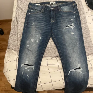 Jack and Jones jeans - Tja, säljer ett par as feta Jack and Jones jeans. De har extremt bra passform och fet tvätt. Skick= 10/10 knappast använt. Kontakta vid intresse🙌