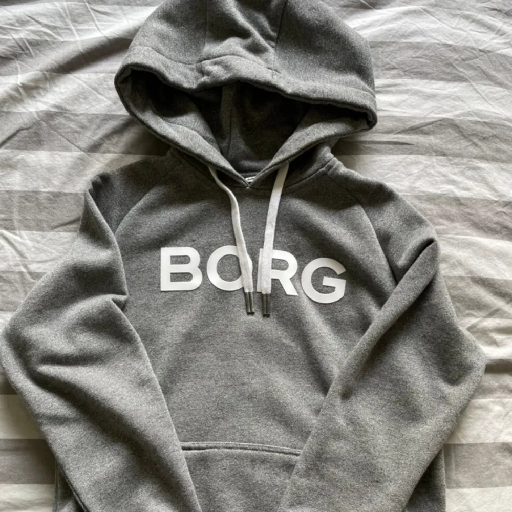Supper fin grå, glittrig Björn Borg hoodie. Supper vacker och passar till allt. Säljer för att den inte har kommit till nån Användning 💕. Hoodies.