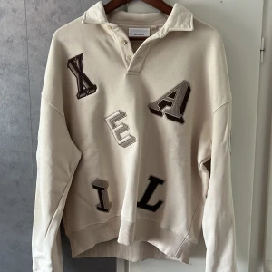 Axel arigato tröja - Tjena, säljer nu min fina Axel arigato tröja då jag växt ut den. Tröjan är i väldigt bra skick, använd fåtal gånger.  Passformen är av kortare slaget, men allmänt lite oversized. Storlek S, lite kort på mig och jag är 180. Pris diskuterbart.