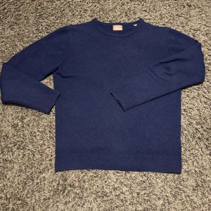 Mörkblå Kashmir tröja i fint skick! - Väldigt fin mörkblå tröja i 100% Kashmir från Dan John! Storlek M men sitter som S