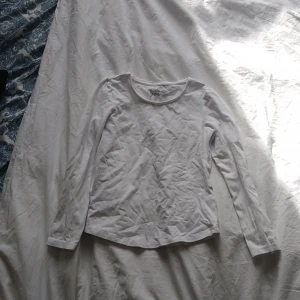 Vit långärmad  - Aldrig använd så den är i bra skick praktisk att ha hemma man kan vara väldigt fin påstan till exempel 