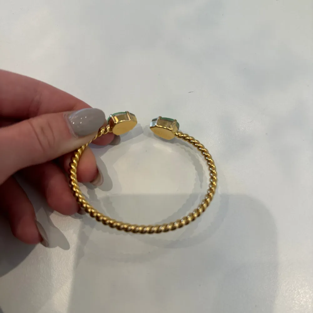 Säljer detta fina armbandet från Caroline Svedbom i färgen Peridot / Gold. De har inga defekter ⭐️. Accessoarer.