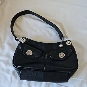 Ursnygg svart handväska från Esprit! Helt ny och oanvänd, perfekt skick. Användbara fickor på framsidan. Rymlig💞