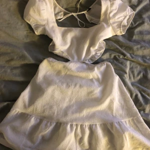 Vit sommarklänning  - Använd en gång   Super fin sommarklänning med öppen rygg 