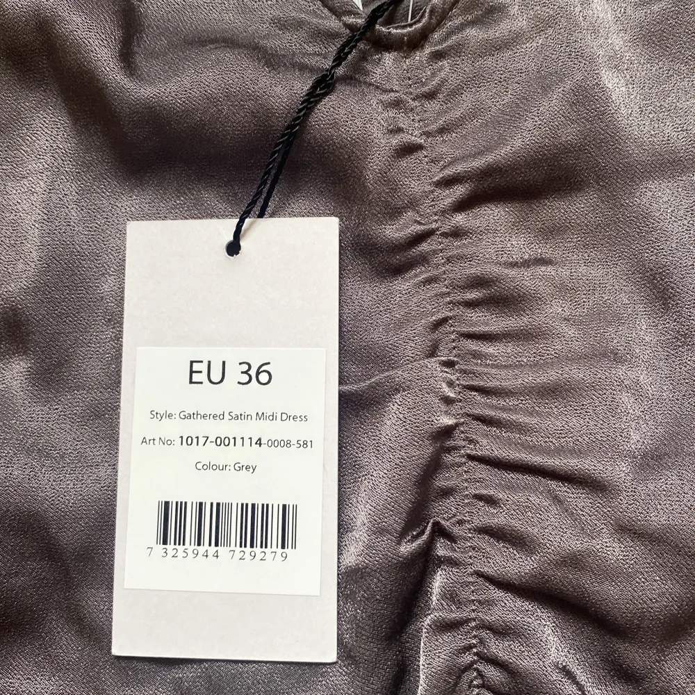 Säljer denna Satin klänningen från NAKD i storlek 36. Den är grå och går ungefär till knäna eller lite ovanför. Formar kroppen väldigt fint men är tyvärr för liten på mig nu. Säljer för 400 inklusive fraktkostnad🩵 Nypris är runt 700!. Klänningar.