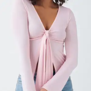 Aldrig använd. en jätte fin tröja från Gina tricot i färgen rosa.💞💞💞priset kan diskuteras.