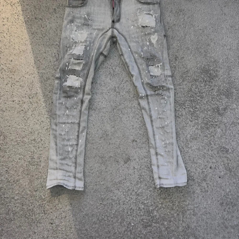 Tjena, säljer dessa riktigt feta grå dsquared2 jeans. Dom är i topp skick och väldigt snygga. Pris är diskuterbart!. Jeans & Byxor.