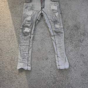 Tjena, säljer dessa riktigt feta grå dsquared2 jeans. Dom är i topp skick och väldigt snygga. Pris är diskuterbart!