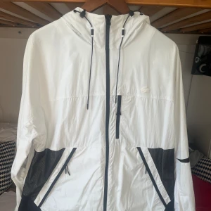 Lacoste vindjacka  - Hej! Säljer nu min limited edition Lacoste vindjacka då jag inte använder den längre. Jackan har inga hål och är i stort sätt som ny.  Den är köpt på Lacoste officiella hemsida och kostade cirka 3000kr jag säljer den för 1400kr Size 54/XL passar L