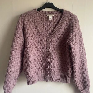 Kofta - Lila stickad kofta från monki. 