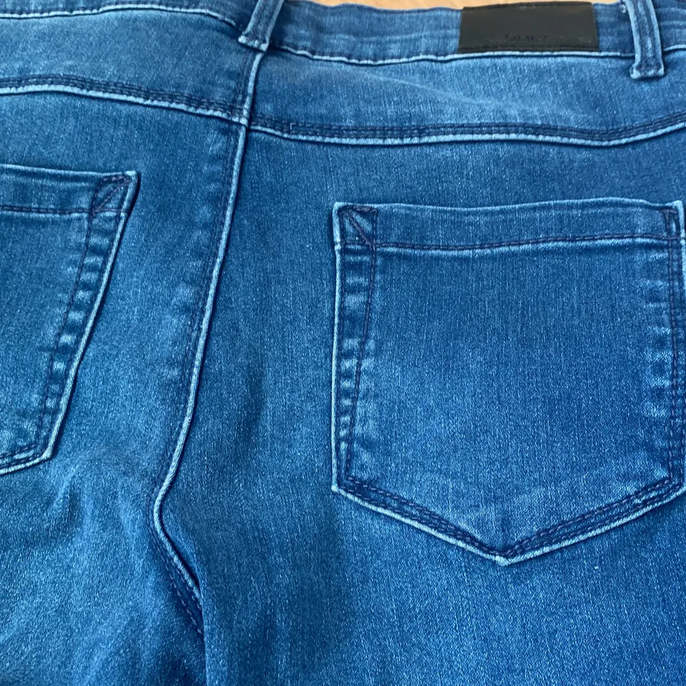 Säljer dessa jeans från only då de inte kommer till användning!!❤️. Jeans & Byxor.