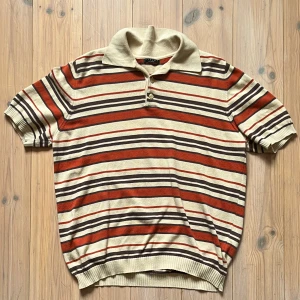 Vintage piké  - Fin vintage piké gjord i Italien, sitter som S/M, måttet på bilden är ungefärligt