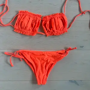 En skitcool orange bikini. Storlek M men går att justera både under- och överdel. Helt oanvänd! 