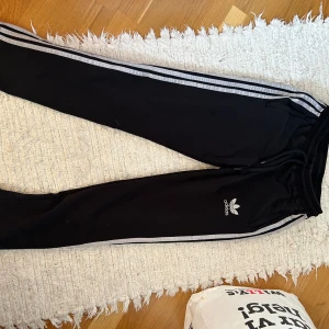 Adidas Mjukis - Adidas mjukis, utsvängda