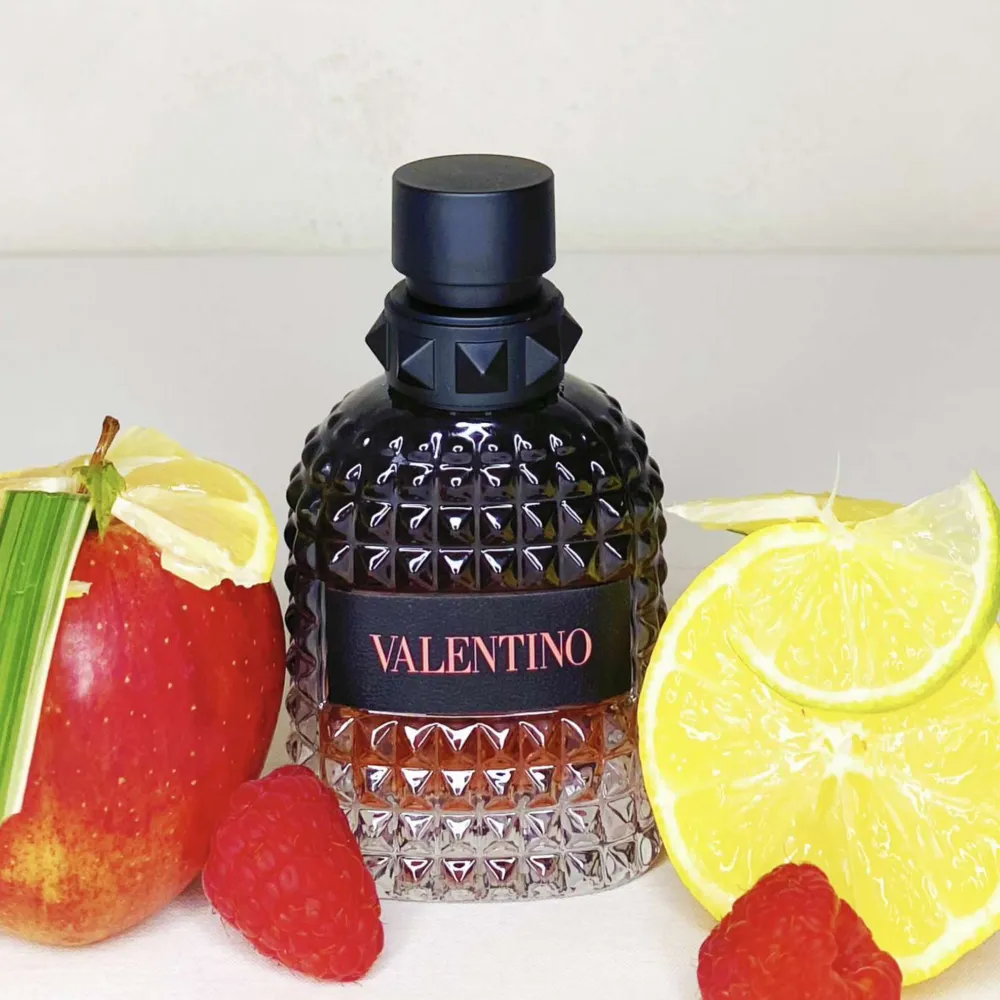 2 ML sample av Valentino Coral Fantasy. Coral Fantasy är en doft med mycket frukt, den är varm och är väldigt aromatisk av sig. Denna parfymen kan du ha året om men perfekt till våren/sommaren!. Parfym.