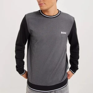 Hugo boss tröja - Säljer denna Hugo Boss tröja som tyvärr är lite för kort för mig. Sparsamt använd så skicket är i topp. Storlek L, längd 70-71 cm, bredd 54.5 cm.