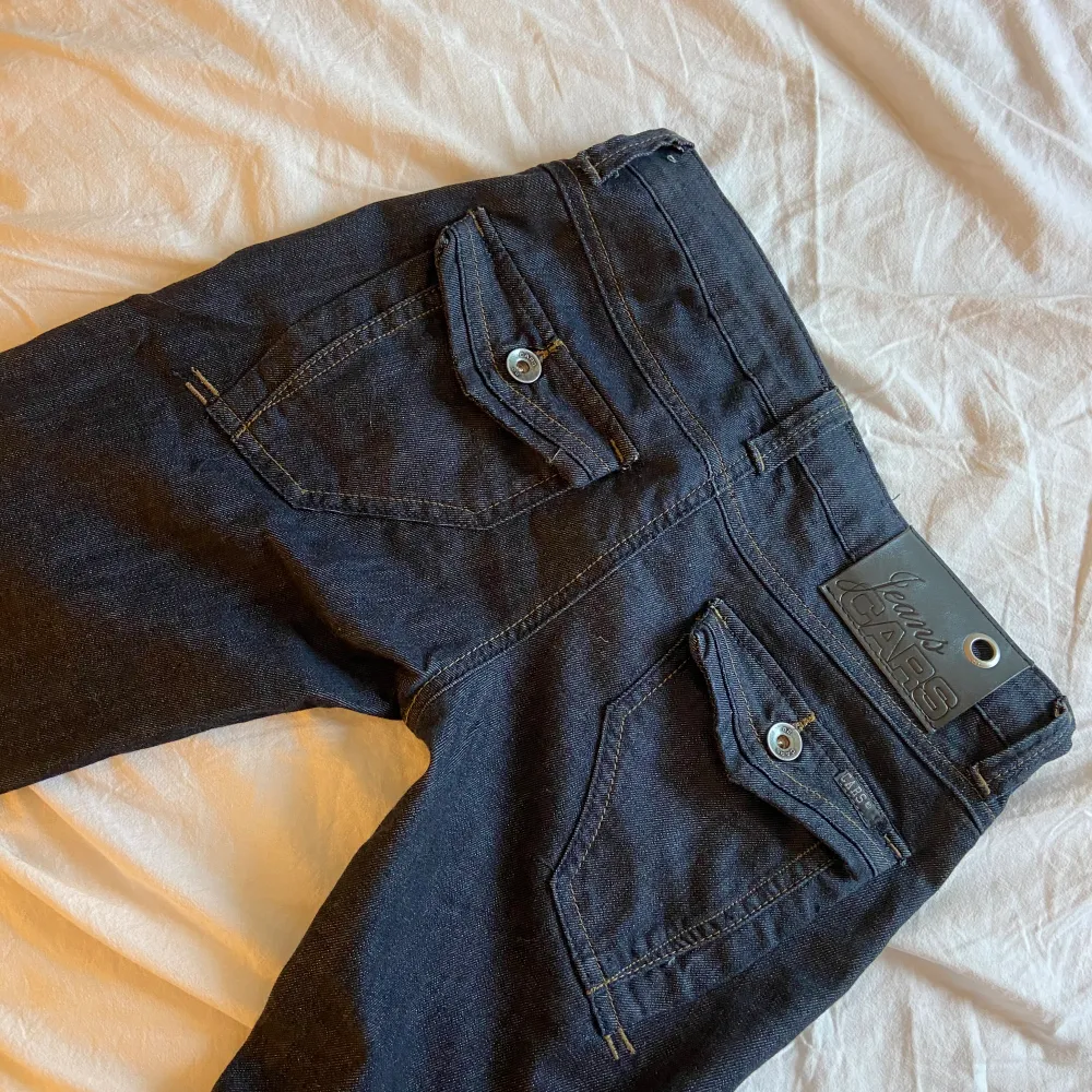 Jättesnygga low waist jeans med fickor i en slim modell💋. Jeans & Byxor.