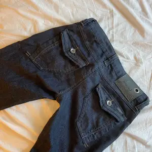 Jättesnygga low waist jeans med fickor i en slim modell💋