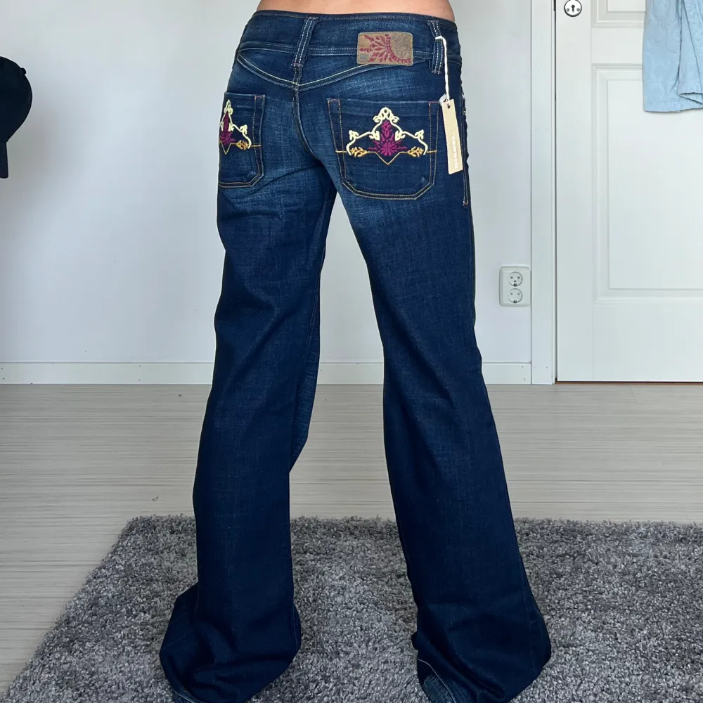 lappar kvar, midjemått: 38cm rakt över, innerbenslängd: 80cm 💗 . Jeans & Byxor.