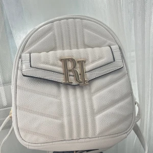 Bagpack - Ryggsäck köpt för ett par år sedan, användes ett par gånger. Väldigt bra skick! I vitt skinn från River Island