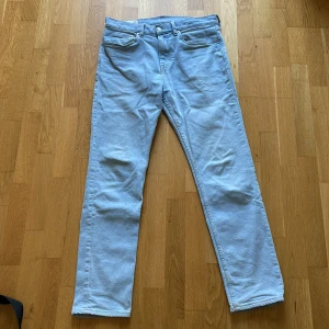 Jeans - Är slim fit men skulle säga att det är regular till loose fit 