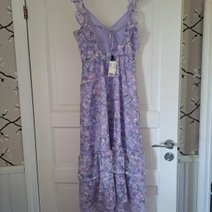 Perfekt simmarkläning som aldrig är använd  - Säljer denna sommarkläning då den knte passade mig.  Bestälda till en studentfest med den passade nt. Aldrig använd Nypris 500 men säljer för 200