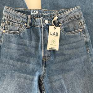 Nya jeans som inte kommit till användning då dom var för små.   Storlek 152