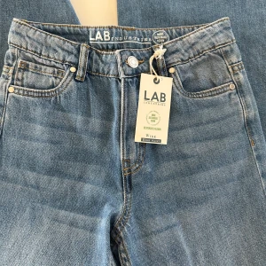 Raka jeans  - Nya jeans som inte kommit till användning då dom var för små.   Storlek 152