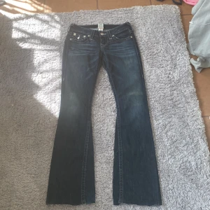 True religion jeans - Har sytt om dom till bootcut själv. Jag är 160 cm lång och bär XS/34 i jeans.