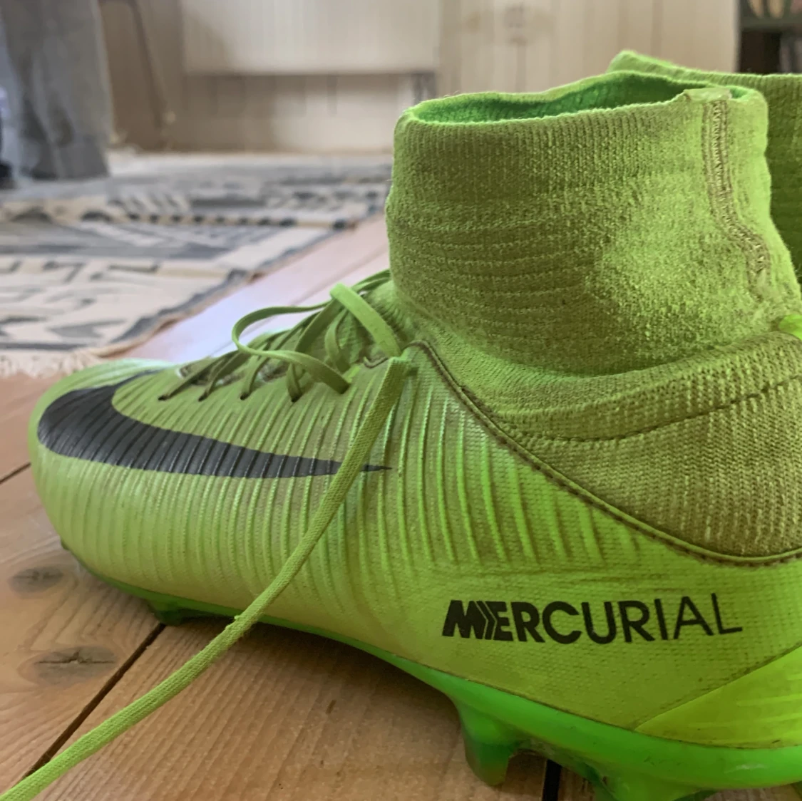 Säljer mina gröna nike fotbollsskor då jag växt ur dom, pris kan diskuteras. - 91