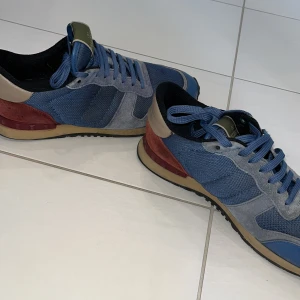 Valentino Rockrunners - Hej! Säljer dessa Valentino Rockrunners i bra skick. Storleken är 43 men passar även större. vid frågor är det bara att skriva, pris går att diskutera vid snabb affär, byten kan även vara intressant