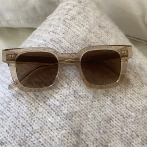 Chimi 04 - Jättefina chimi solglasögon. 04 Ecru. Box och påsen till glasögonen medföljer