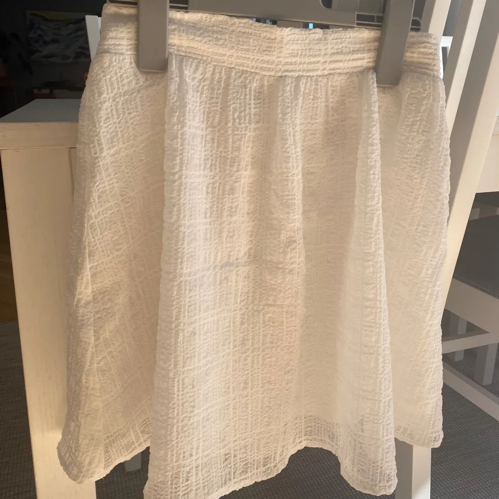 Säljer den här vita kjolen då den inte längre passar💕 Superfin och perfekt till sommaren☀️ Endast använd 1 gång😊. Kjolar.