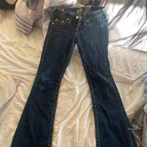 Ett par jätte fina true religion jeans som är tyvärr för små för mig❤️skriv privat för att diskutera pris Midja:35cm längd:94cm