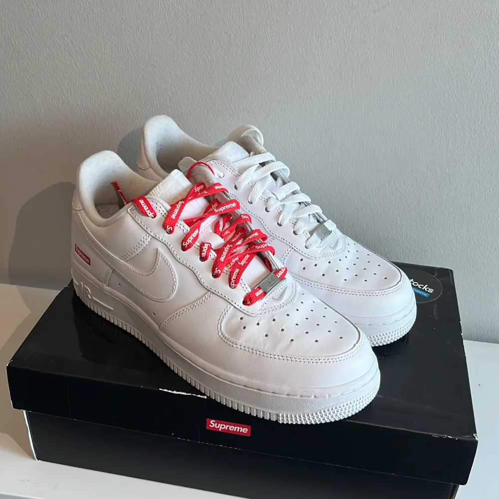 Säljer mina Nike Supreme air force white. Skorna är inköpt på Restocks. Vita och Supreme skosnören ingår. Skorna är i nyskick.. Skor.