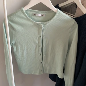 Kofta - En turkos kofta i perfekt skick som tyvärr ej kommer till användning. Den är super somrig och man kan variera antalet knäppta knappar.