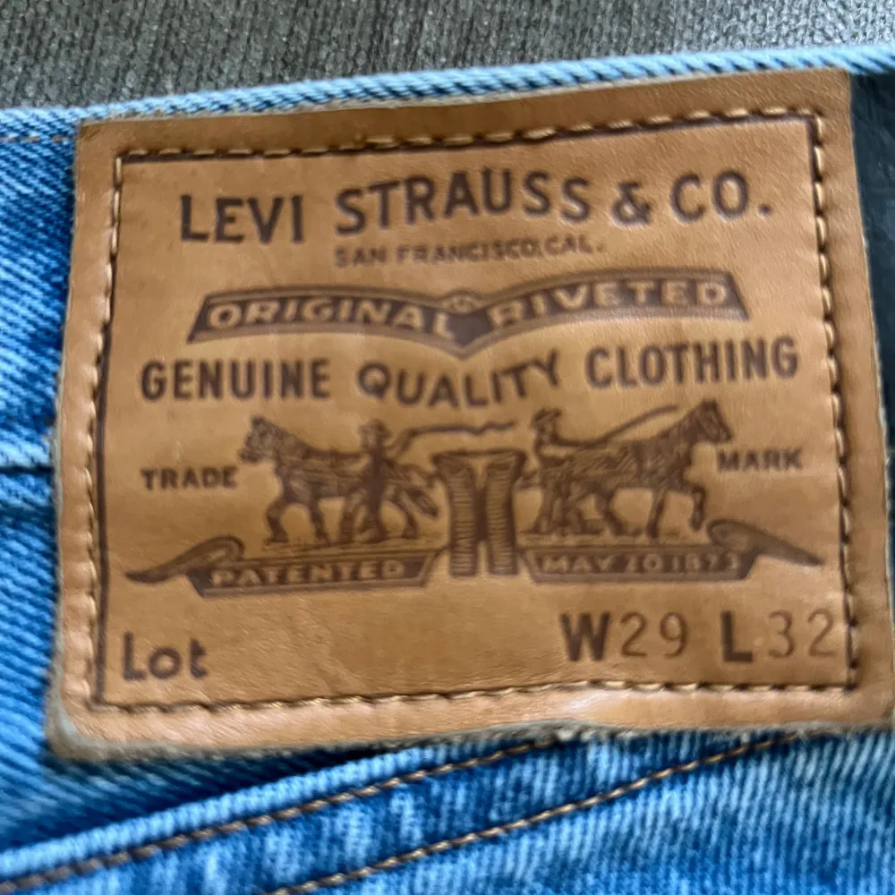 Tja säljer ett par nästan nya vintage blue Levis jeans då det inte riktigt är min stil, köpta på Zalando för 1099kr för ett tag sen.   W29 L32, jag på bilden är 175cm lång  De har ”cardboard” feeling då de knappt blivit använda  Hör av er vid frågor👍. Jeans & Byxor.
