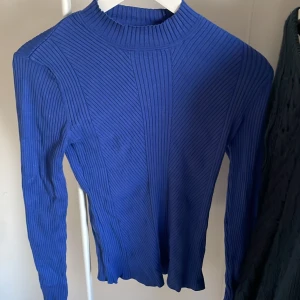 Tröja - Tröja i stadigt och bekvämt material som endast är testad. Sitter tight och har en fin klarblå färg, kontakta mig för fler bilder. Skulle säga att den funkar som XS/S/M då den är stretchig. 